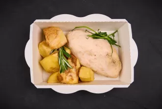 Котлетка из птицы с картофельными дольками и розмарином