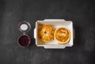 Сырники с изюмом и ягодным соусом