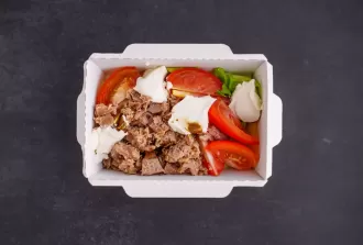 Салат с тунцом, руколой и черри