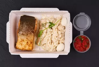 Красная рыбка на гриле с соусом романеско и кускусом из цветной капусты